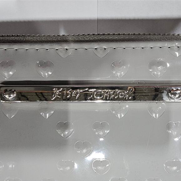 Betsey Johnson Gray Heart Embossed Wristlet / Wallet - Picture 11 of 13